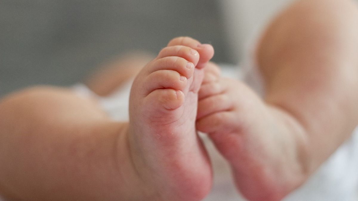 Româncă, implicată într-o rețea de trafic de bebeluși din Grecia. Copiii se vindeau cu sume între 70.000 și 120.000 de euro