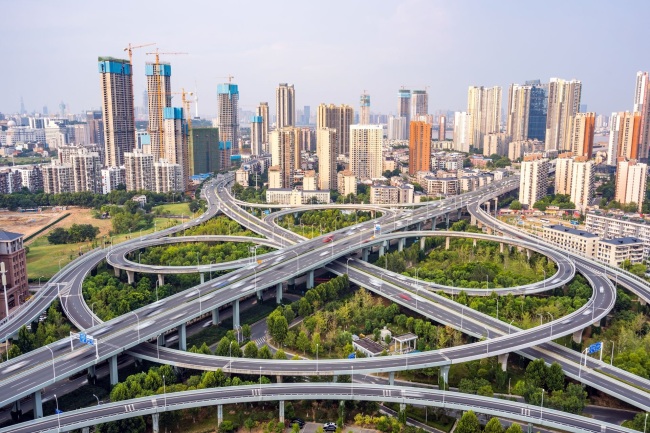 China construiește mai multe autostrăzi decât sunt în Germania și Franța la un loc