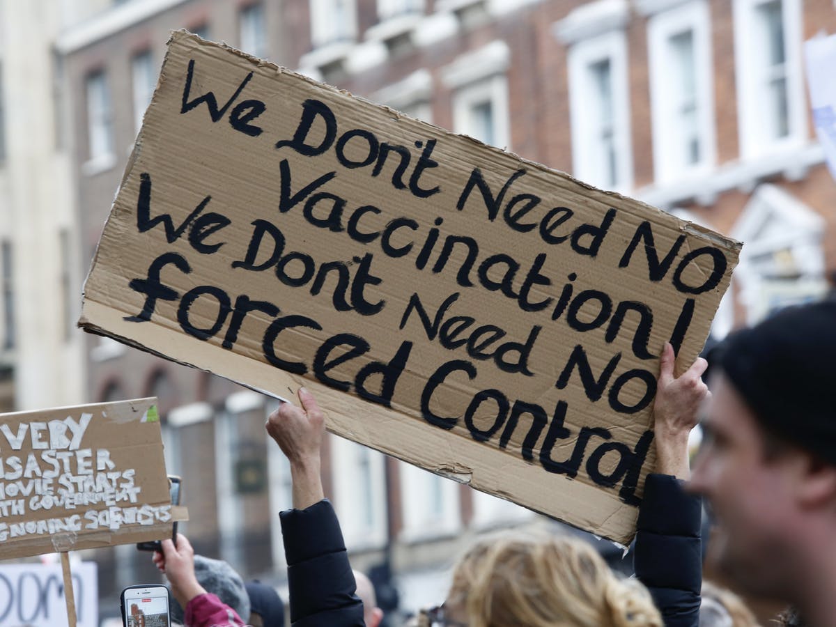 Ezitarea la vaccinare, tradusă acum în cifre: suferință, moarte și colaps economic
