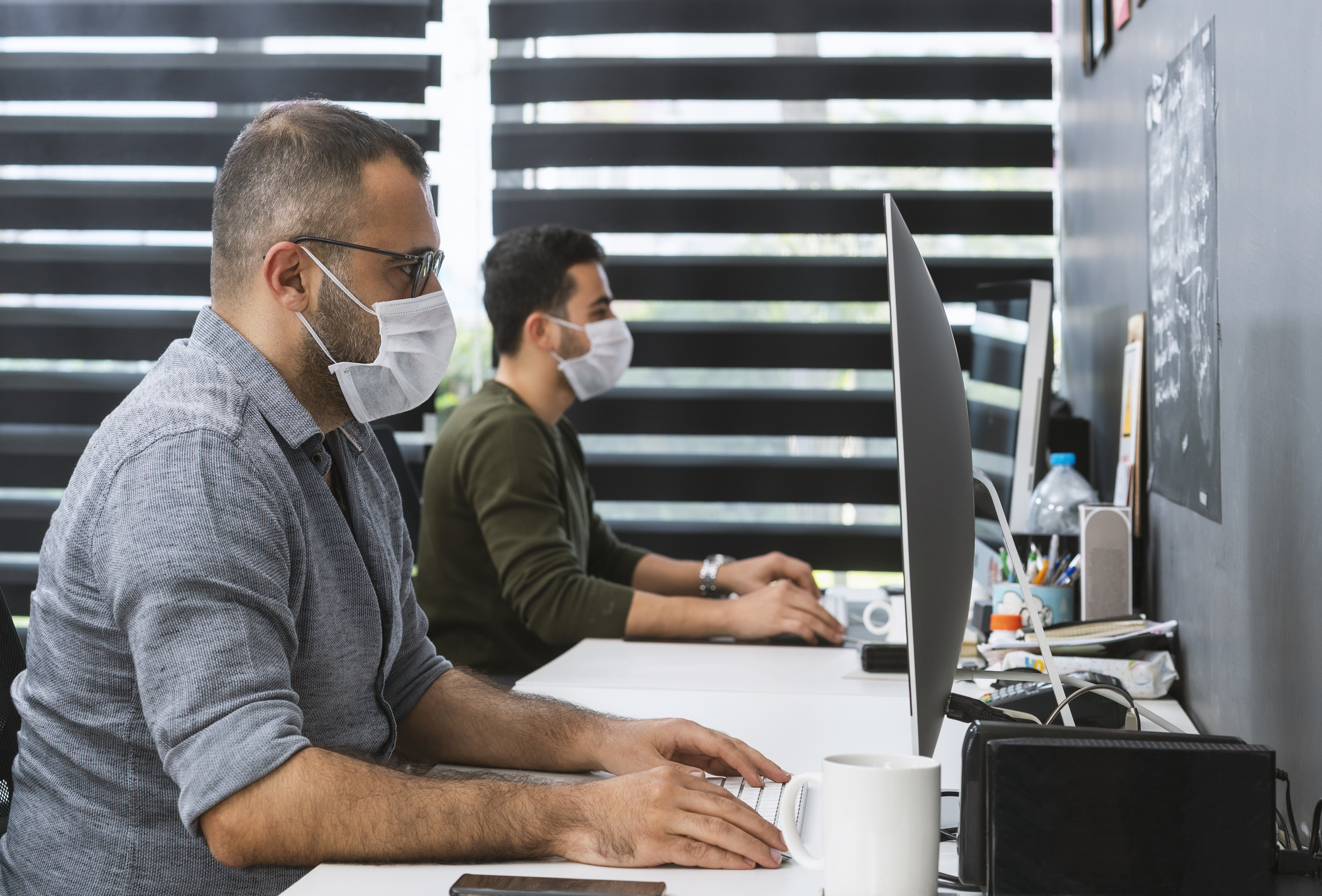 Companiile pot decide dacă renunță la mască în birourile cu angajați vaccinați