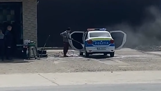 VIDEO. Cum se spală o mașină de poliție