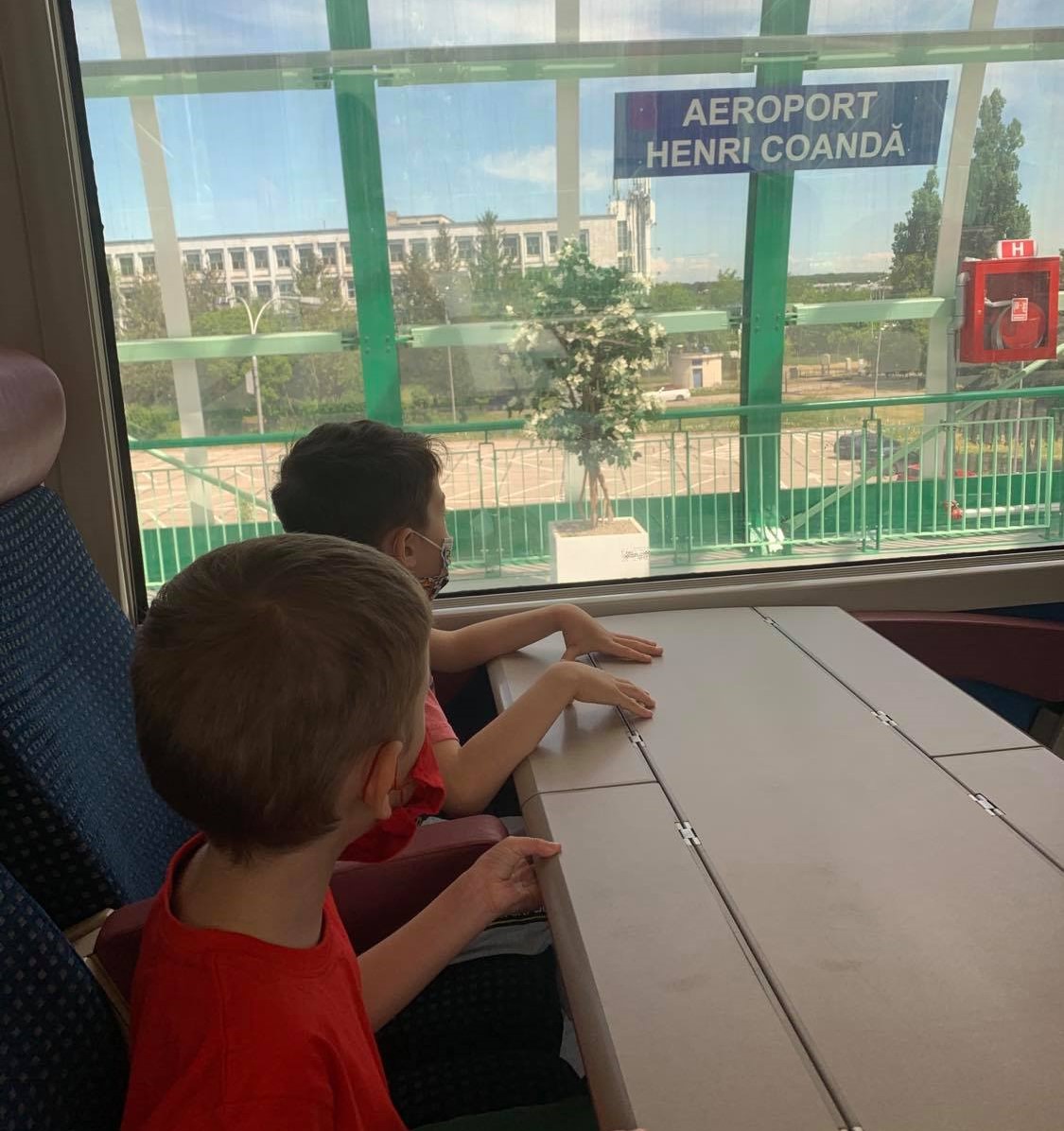 Trenurile spre aeroport, distracție de week-end pentru copii. În cursul săptămânii merg goale