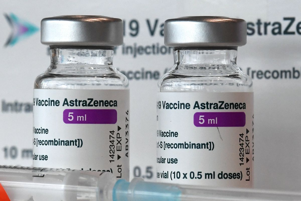 RISIPĂ! Zeci de mii de doze de vaccin AstraZeneca din România expiră peste 10 zile