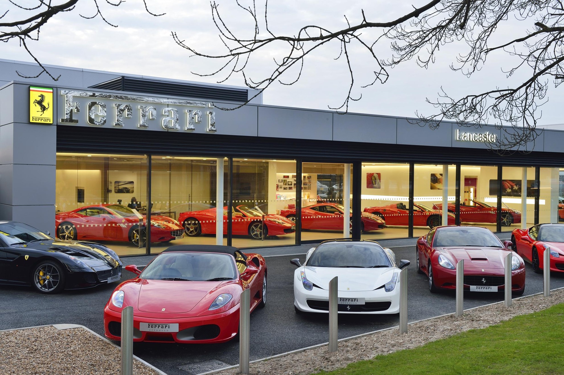 Ferrari lansează o linie vestimentară şi deschide un restaurant de lux