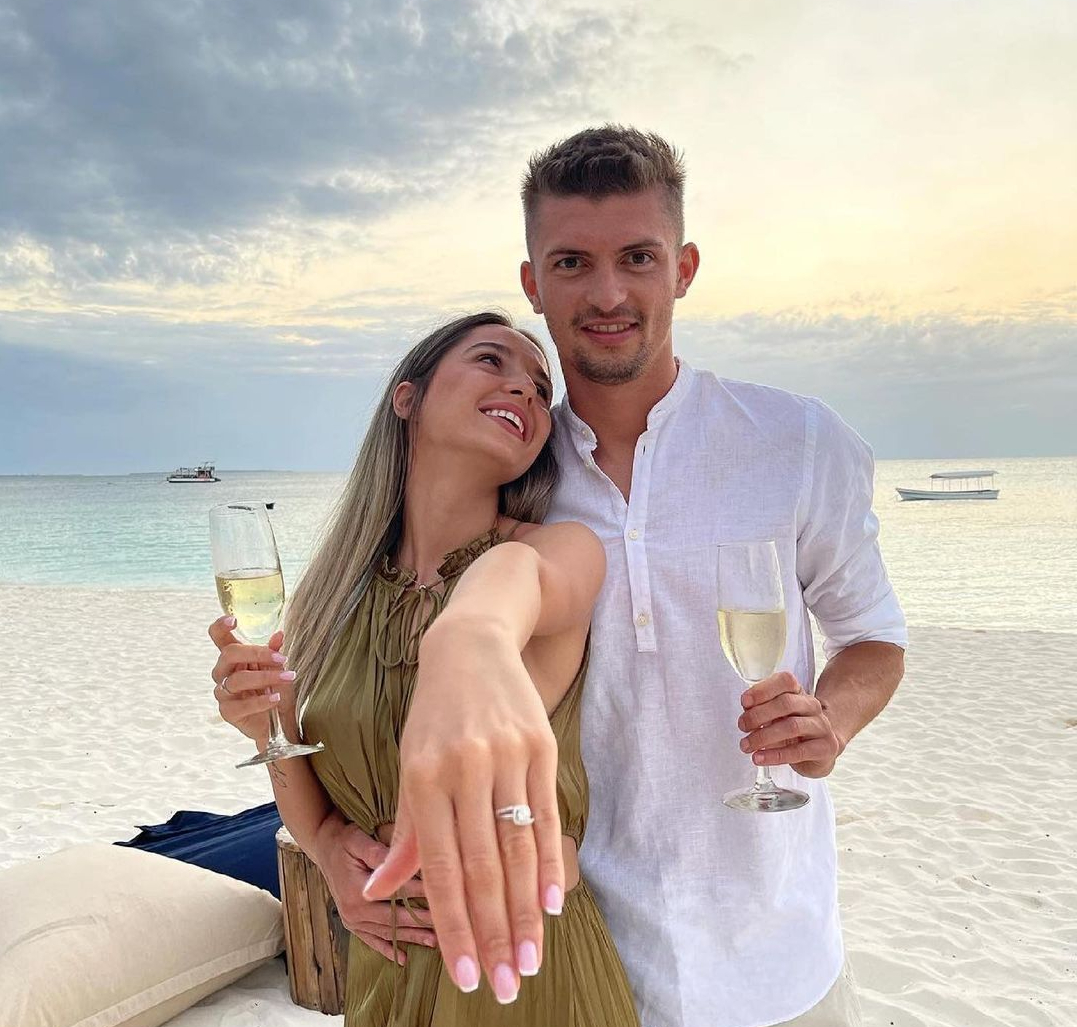 Florin Tănase, jucătorul naționalei, i-a dat inelul iubitei sale în Zanzibar