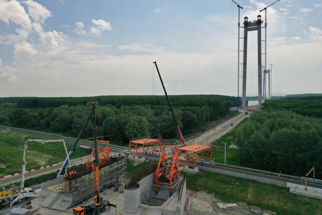 Probleme la podul de o jumătate de miliard de euro: infiltrații de apă în structura de bază a pilonilor