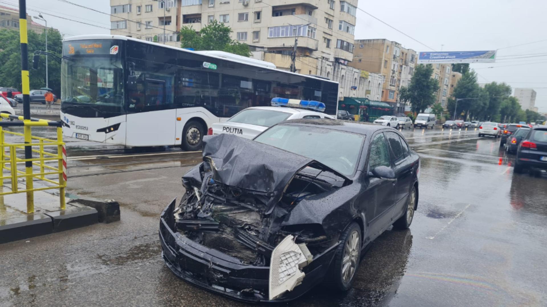 Accident șocant. Un șofer drogat a lovit 15 mașini și un tramvai