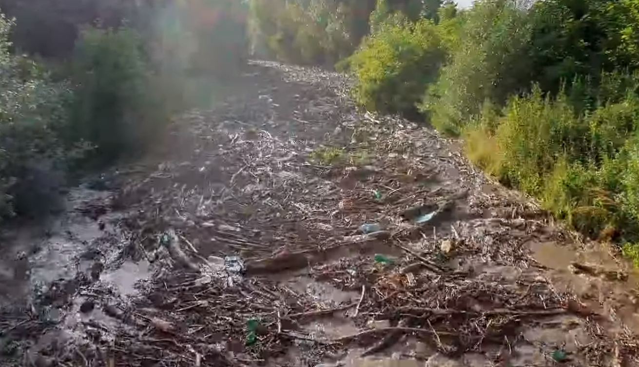 O viitură de numai un minut a umplut un râu din Apuseni cu tone de gunoaie! ”Fantastic”