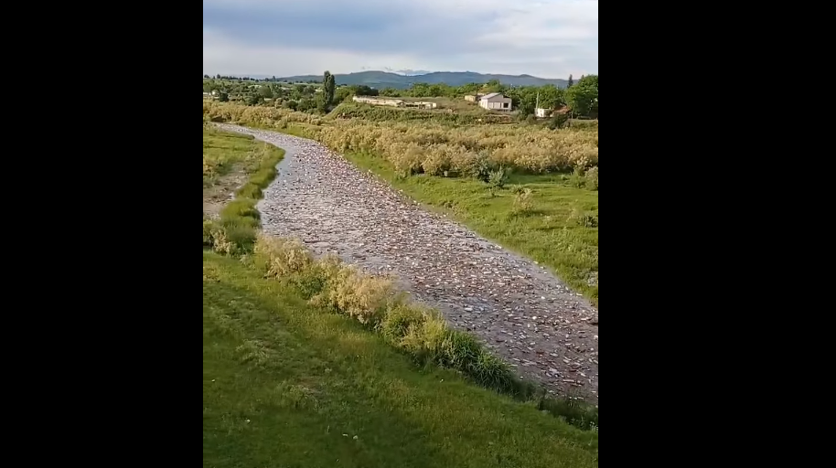 Imaginea catastrofei în Prahova: Un râu plin de PET-uri VIDEO