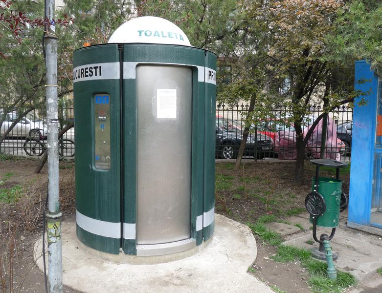 Toaletele publice vor fi închise în București. Primăria n-a plătit
