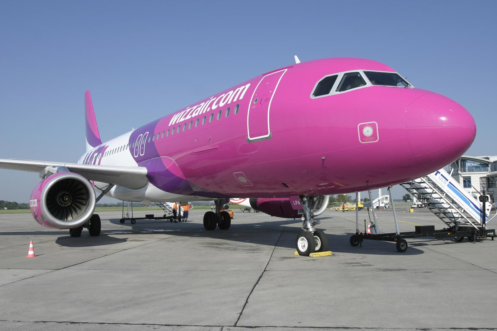 Câți euro ia un pilot de avion la Wizz Air pentru fiecare aterizare realizată cu succes