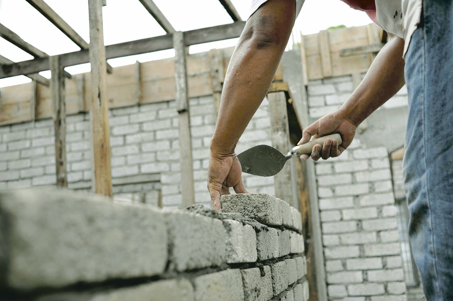 Cât te costă să construiești o casă de la zero: materiale, meseriași, cheltuieli suplimentare