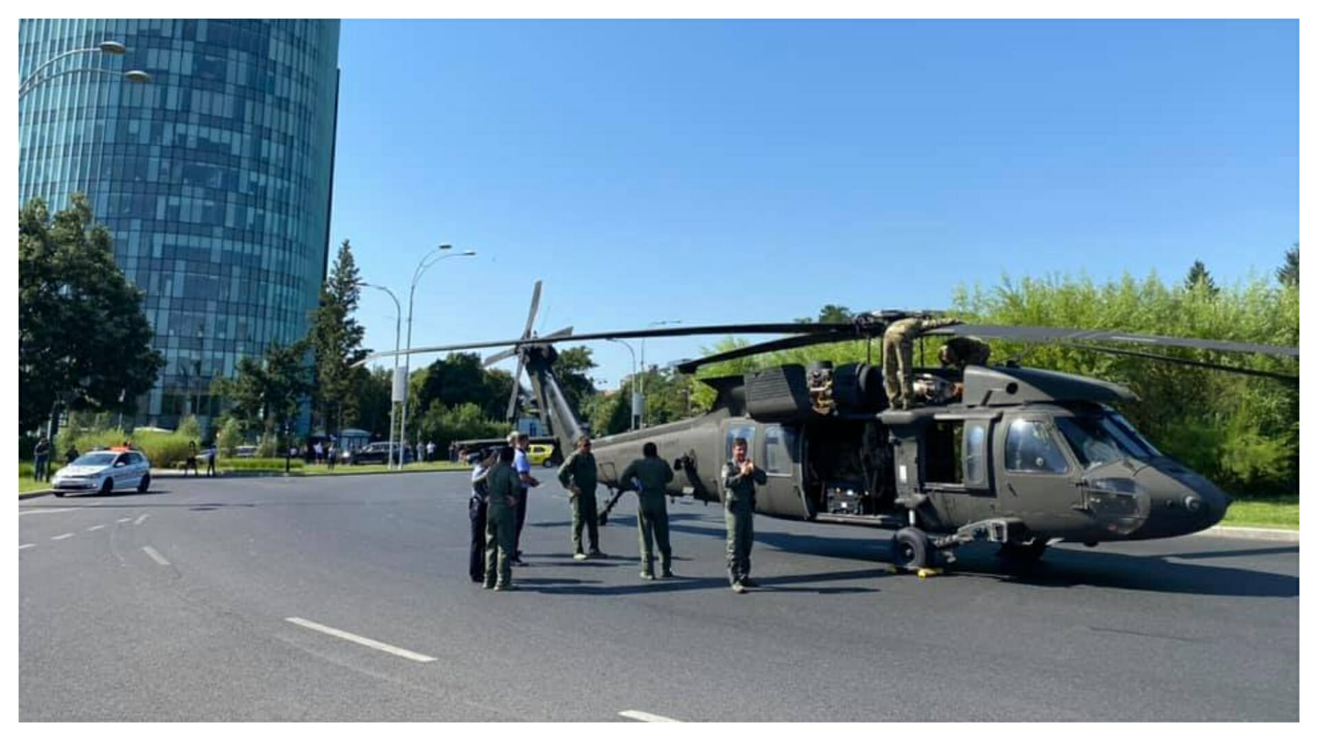 Filmare SPECTACULOASĂ! Elicopterul american a zburat la nivelul clădirilor din București