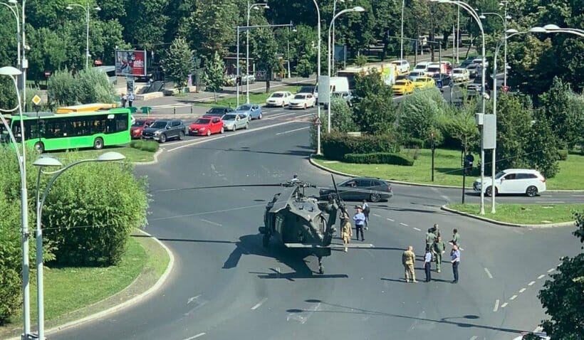 INCIDENT: Un elicopter militar a aterizat forțat în Piața Charles de Gaulle din București