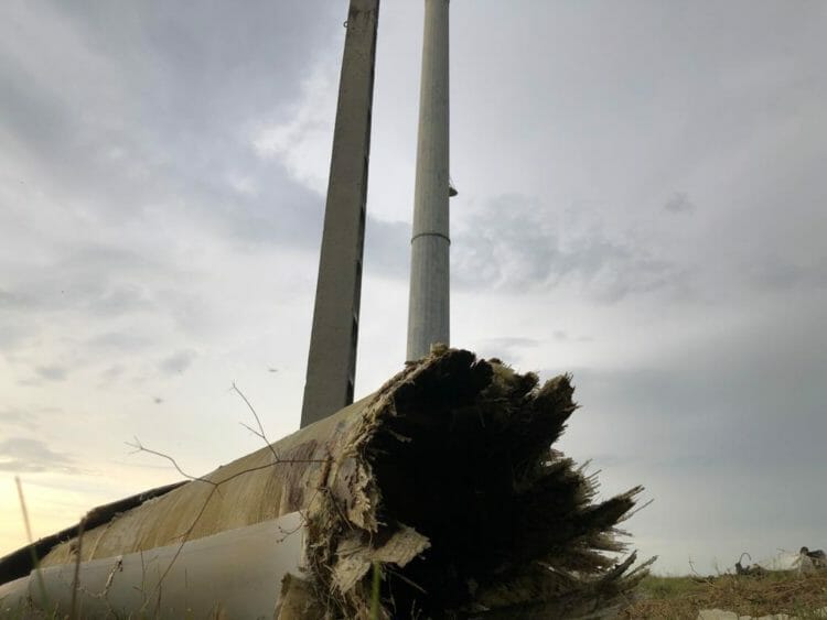 S-a frânt singura eoliană din județul Botoșani! Elicele au fost aruncate la zeci de metri