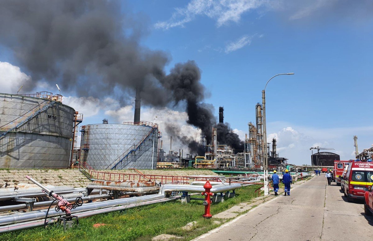 Posibile cauze ale exploziei de la rafinăria Petromidia. Director: „Nu este vorba despre o eroare umană, cu siguranță”