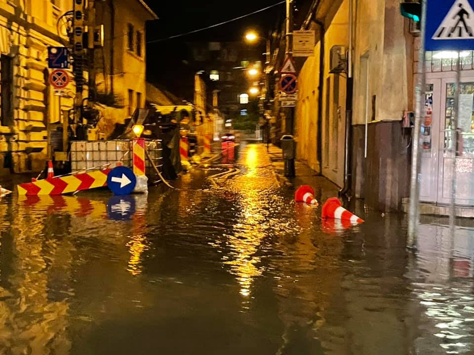 Furtună în Cluj: Acoperișuri distruse, copaci smulși, locuințe fără curent, străzi inundate VIDEO