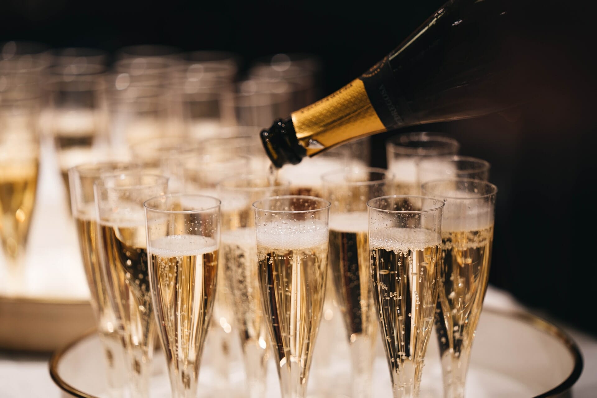 Cum să consumi șampanie ca un expert și să te bucuri pe deplin de gust