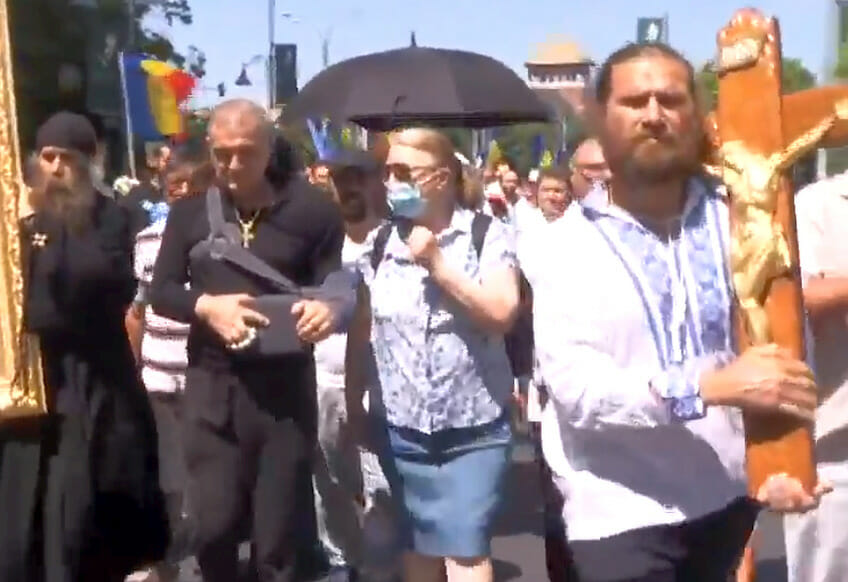 Gigi Becali protestează în stradă alături de preoți: derapaj homofob în direct
