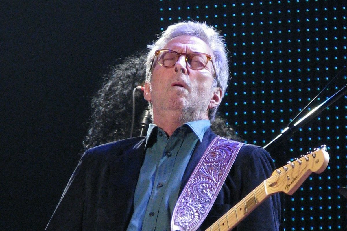 Bătrân și bolnav, Eric Clapton cântă împotriva restricțiilor din UK