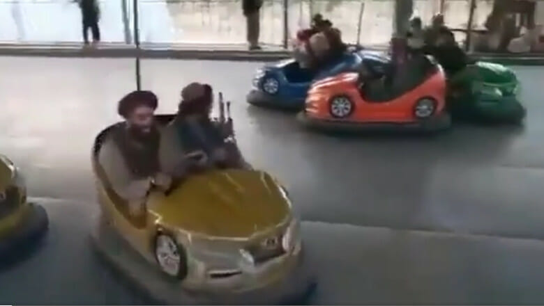 Imagini hilare cu talibani! Au năvălit într-un parc de distracție și s-au dat în mașinuțe VIDEO
