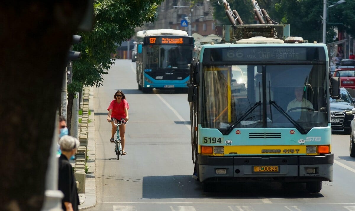 Ce români circulă gratis cu transportul în comun în orașe ca București sau Cluj
