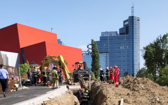 Accident lângă Biblioteca Națională din București: un mal de pământ s-a surpat peste muncitori