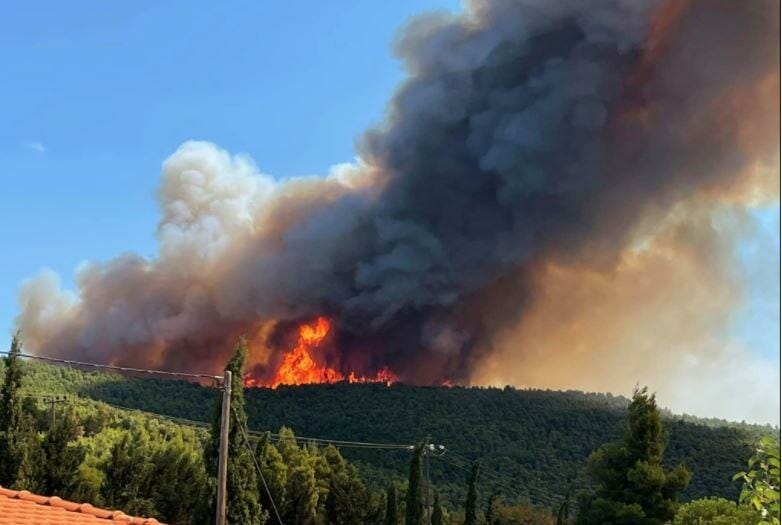DRAMĂ în Grecia! A izbucnit un incendiu URIAȘ în insula unde au fost pompierii românni