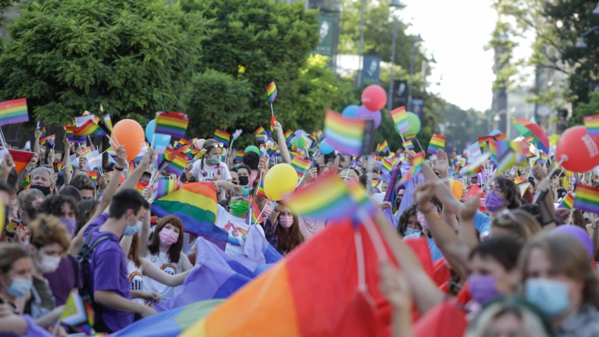 Peste 7.000 de persoane participă la marșul Bucharest Pride pe Calea Victoriei din București