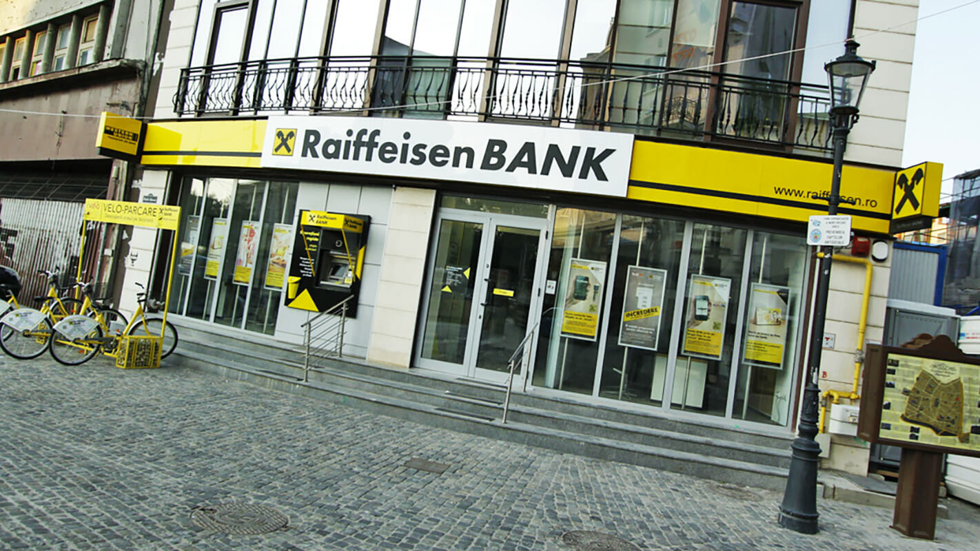 Instanța a dat verdictul: Raiffeisen Bank, acuzată de practici comerciale incorecte! Prejudiciul este uriaș