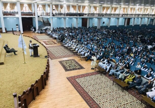 Zeci de bărboși, nicio femeie. Cum arată o ședință cu noul ministru al Educației din Afganistan
