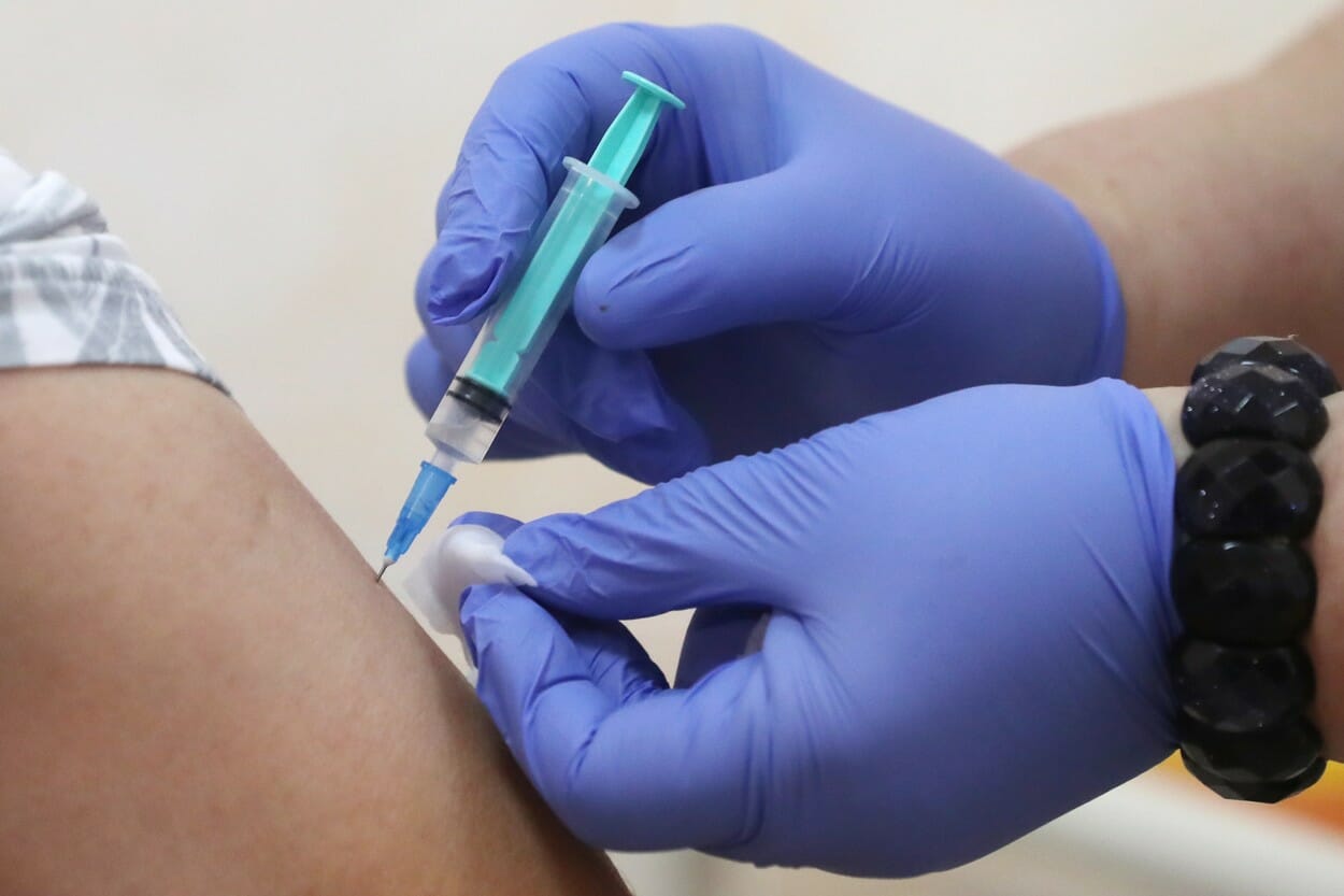 STUDIU: Persoanele vaccinate contra Covid-19 au un risc de două ori mai mic de infectare