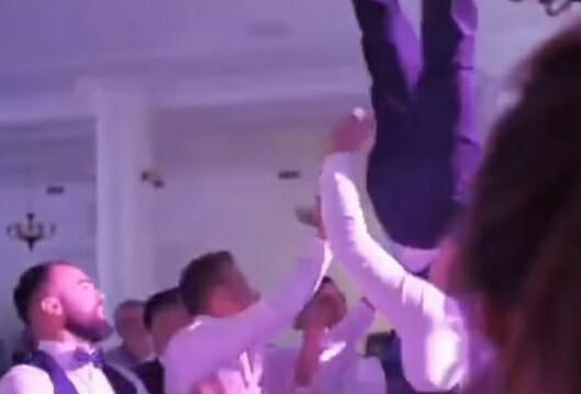 De la bal, la spital! Nuntașii i-au fracturat coloana mirelui după ce l-au aruncat în sus /VIDEO