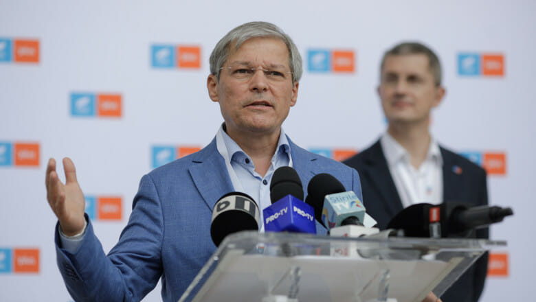 Cioloș câștigă în fața lui Barna primul vot pentru șefia USR PLUS