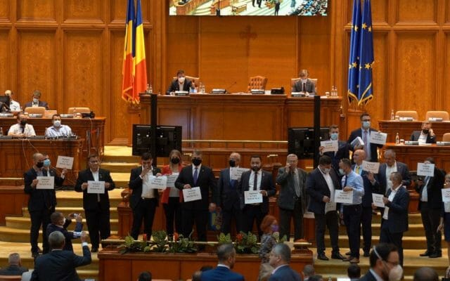Parlamentarii AUR au blocat ședința Camerei! „Supuneţi la vot moţiunea”
