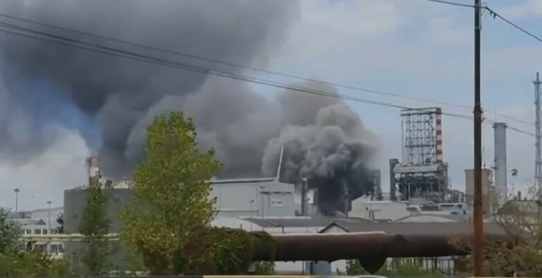 ALERTĂ! Incendiu PUTERNIC la rafinăria Petrotel-Lukoil de la Ploiești
