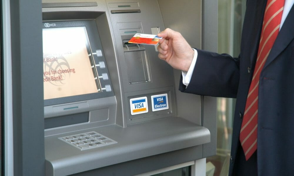 Toți românii care merg la bancomat trebuie să știe asta! Ce se întâmplă dacă îți uiți banii în bancomat și cum îi recuperezi