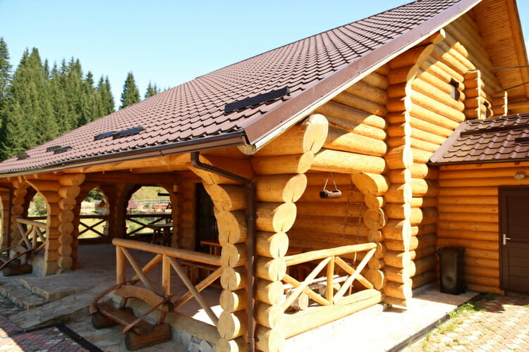 Ce preț are o casă de lemn rotund în România