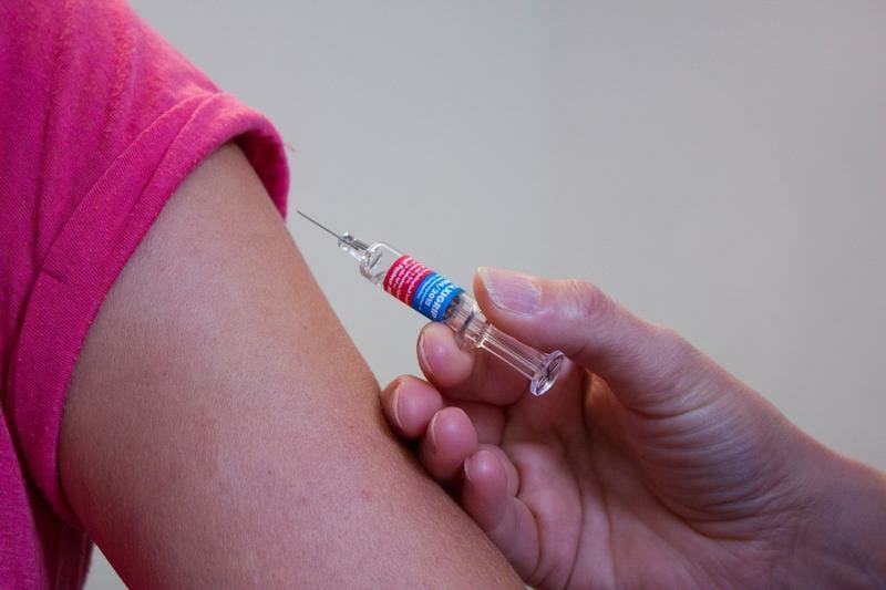 Doar 1,2% din decesele Covid din Anglia au fost la persoane vaccinate anti-Covid