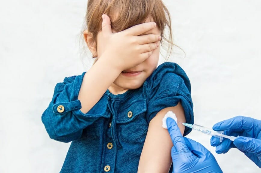 Copiii de 2 ani sunt vaccinați anti-COVID cu un ser nerecunoscut de OMS