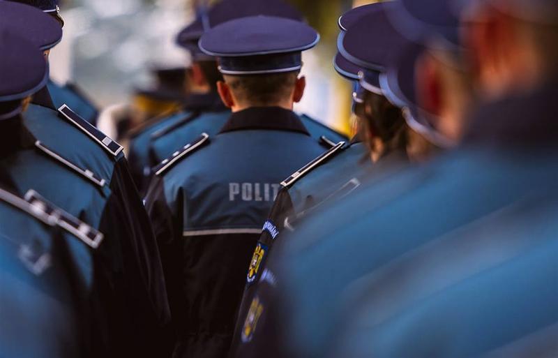 100 de poliţişti din București, concediați. Nu ştiu să scrie şi să citească