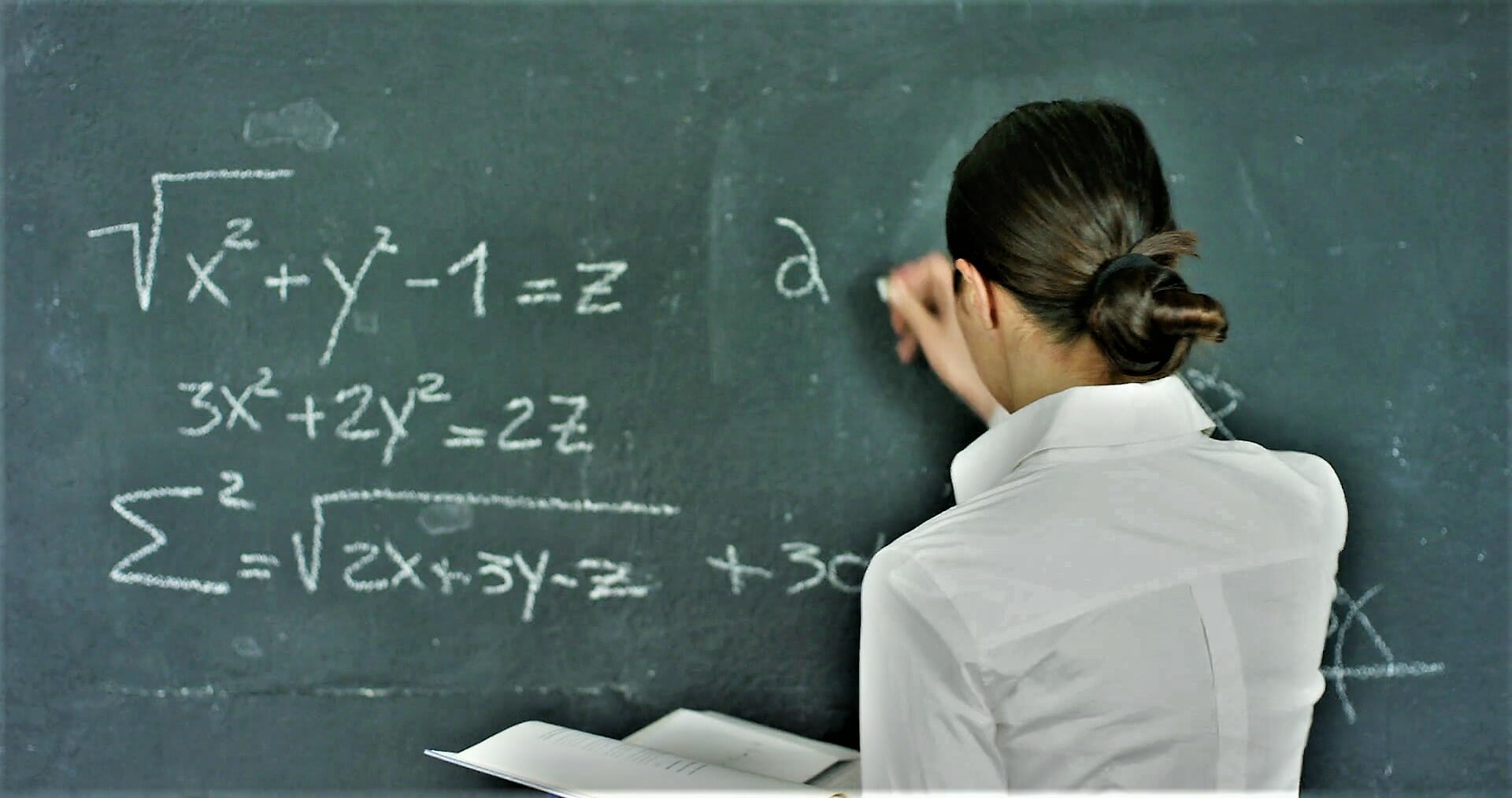 Cum se scrie corect și cum se adresează: doamna profesor sau doamna profesoară