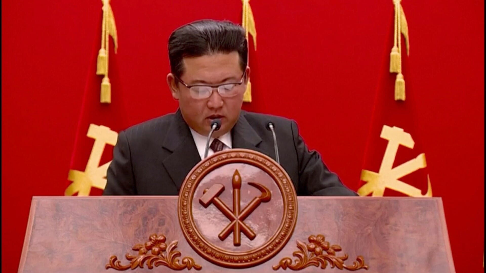 Kim Jong-un, apariţie surprinzătoare: Mai slab ca niciodată, îmbrăcat cu un costum cu câteva numere mai mare