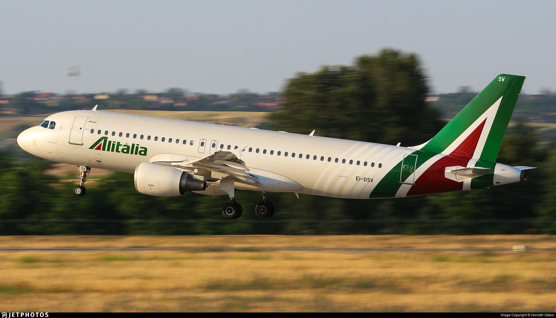 Alitalia, un simbol al Italiei, a efectuat joi ultimul său zbor!