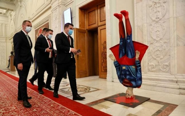 Superman în Parlamentul României. PSD îl ironizează pe Florin Cîţu, înainte de moţiunea de cenzură