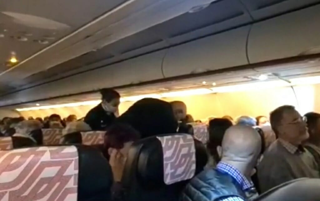 Raed Arafat i-a acordat îngrijiri de urgență unui pasager la bordul unui avion /VIDEO