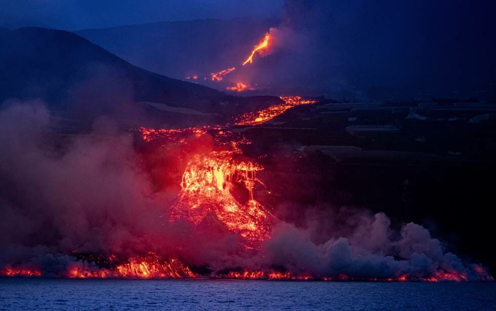 Erupe vulcanul Cumbre Vieja din La Palma. Imagini LIVE