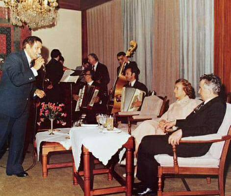 Vă mai amintiți de romanță, genul preferat al lui Nicolae Ceaușescu? Începe Festivalul ”Crizantema de Aur” , neîntrerupt din 1968