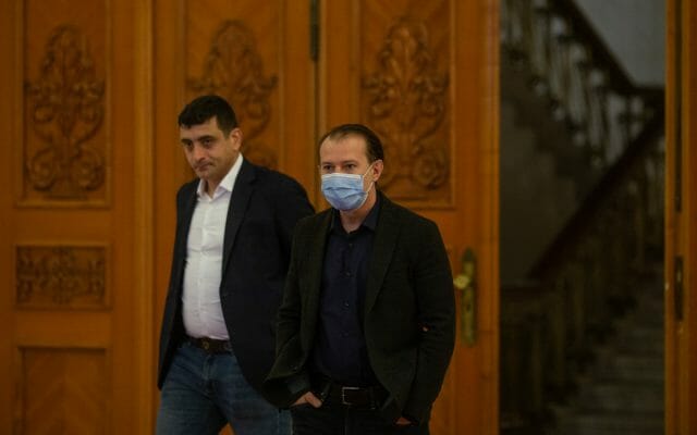 Florin Cîțu, văzut de jurnaliști când vorbea cu George Simion, după depunerea listei de miniștri: ”Ne-am întâlnit pe scări”