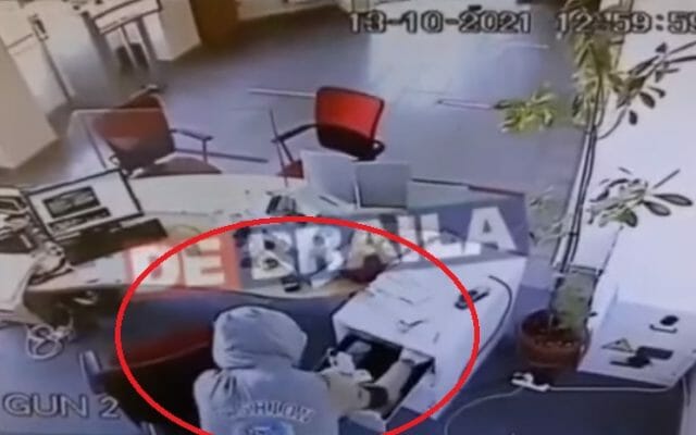 Jaf la o bancă din Brăila, un individ a furat câteva mii de euro după ce a amenințat-o pe casieră VIDEO